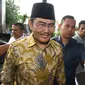 Ketua DKPP RI Jimly Asshiddiqie tiba untuk melakukan pertemuan dengan pimpinan KPK di Gedung KPK, Jakarta, Kamis (2/3). Kedatangan Jimly untuk beraudiensi terkait rencana diskusi pemberantasan korupsi ke depan. (Liputan6.com/Helmi Afandi)