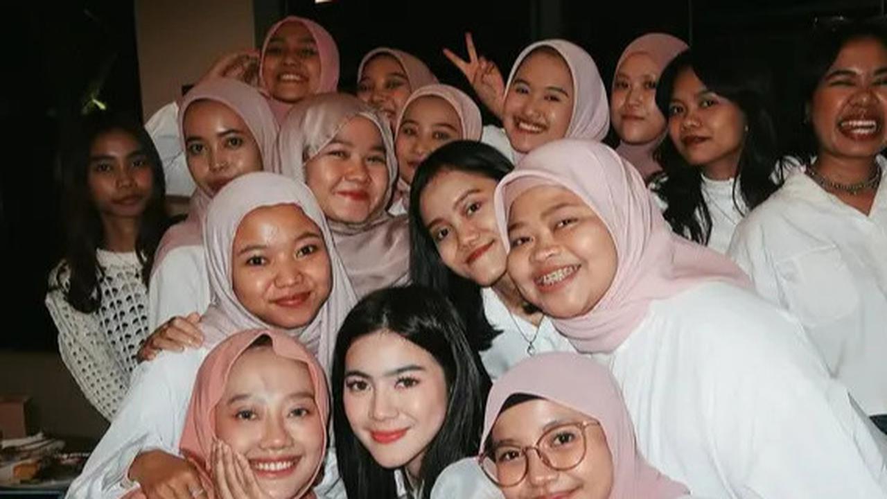 6 Potret Artis Nikmati Momen Buka Puasa Bareng Fans, Hangat dan Akrab Bak Bukber Keluarga