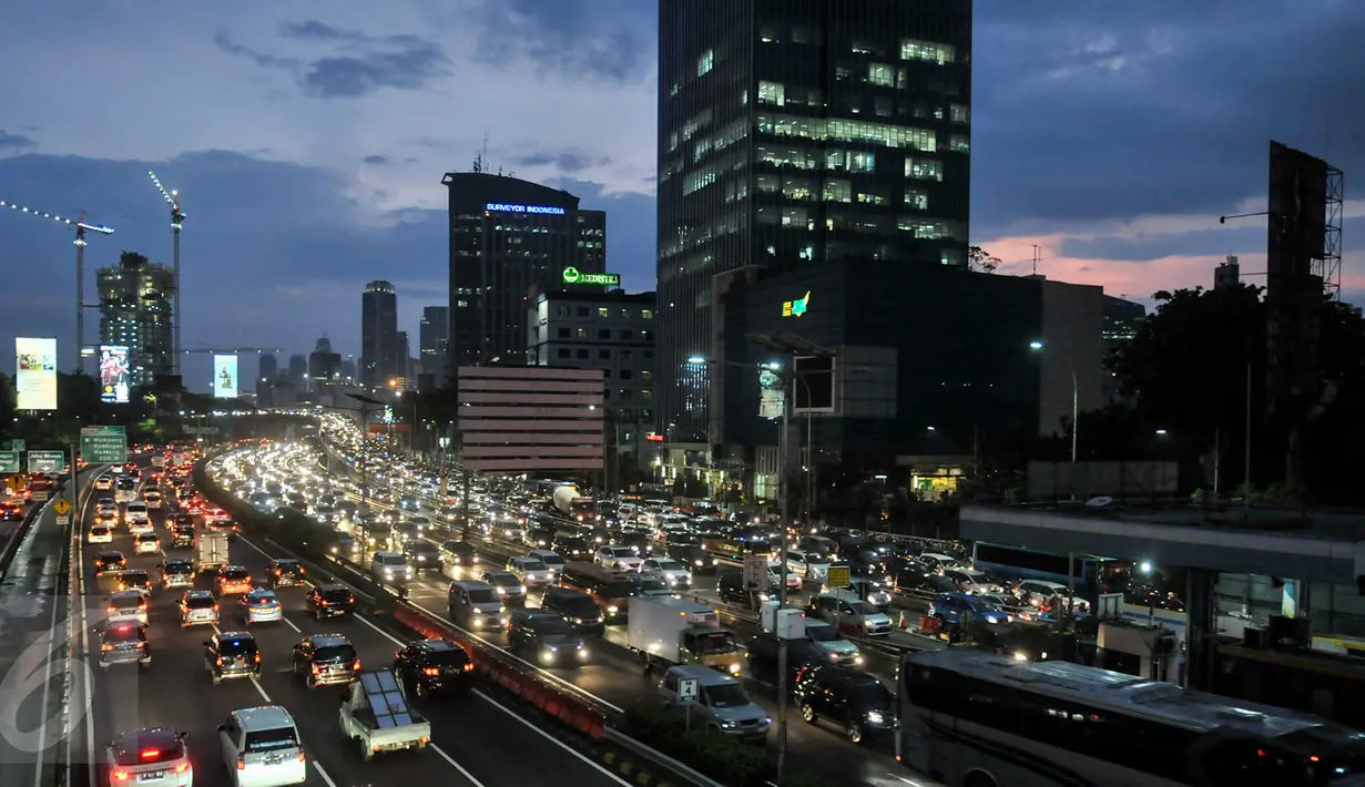 Kepadatan kendaraan saat sore menjelang malam di Jalan Jenderal Gatot Subroto, Jakarta, Jumat (3/3). Produsen GPS, TomTom merilis daftar kota dengan kemacetan terparah di dunia dan Jakarta menempati posisi ketiga. (Liputan6.com/Yoppy Renato)