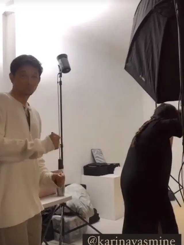 5 Potret Maternity Shoot Tengku Dewi dan Andrew Andika Bertema Putih