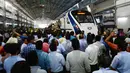 Para pekerja India berkumpul dekat kereta tanpa awak , Train 18, yang menjalani uji coba di Integral Coach Factory (ICF), Chennai, Senin (29/10). Kereta tanpa awak ini bisa berjalan dengan kecepatan hingga 160 kilometer per jam. (ARUN SANKAR/AFP)