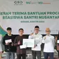 NU Care-LAZISNU PBNU bersinergi dengan Bank Syariah Indonesia (BSI) dan Lembaga Amil Zakat (LAZ) BSI Maslahat dalam menyalurkan program beasiswa bagi para santri yang tersebar di wilayah Provinsi Banten. Serah terima Beasiswa Santri Nusantara tersebut dilakukan di kantor PWNU Banten, Kota Serang, Rabu (13/9) (Tim Humas NU Care-LAZISNU PBNU)