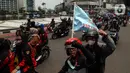 Buruh melakukan konvoi menggunakan sepeda motor di Bundaran Hotel Indonesia untuk mengikuti unjuk rasa di depan Gedung DPR, Jakarta, Rabu (10/8/2022). Dalam aksi tersebut mereka menuntut agar pemerintah menghapus Omnibus Law. (Liputan6.com/Johan Tallo)