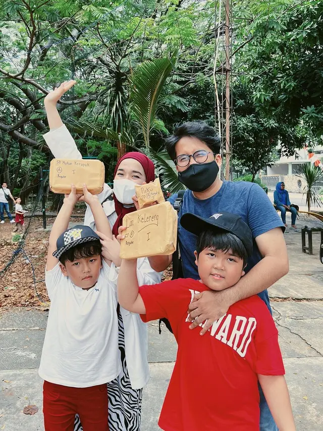 Ayus Sabyan dan Ririe Fairus sedang mengantar sambil menonton dan mendukung anak-anak mereka saat lomba 17 Agustus 2022 di HUT RI ke-77. (Instagram @ririe_fairus)