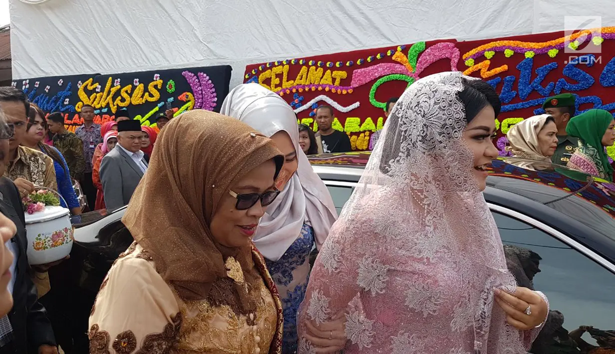 Putri Presiden Jokowi, Kahiyang Ayu tiba di lokasi acara pemberian marga, di rumah salah satu paman Bobby Nasution, di Medan Johor, Selasa (21/11). Riasan sederhana dengan tampilan flawless tak kalah mencuri perhatian. (Liputan6.com/Aditya Eka Prawira)