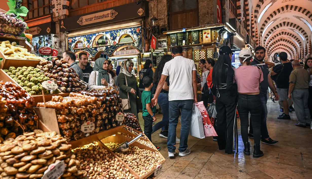 Orang-orang berbelanja di Spice Bazaar yang bersejarah di distrik Eminonu di Istanbul, Turki (13/7/2019). Spice Bazaar adalah salah satu bazaar terbesar di kota tersebut. (AFP Photo/Ozam Kose)