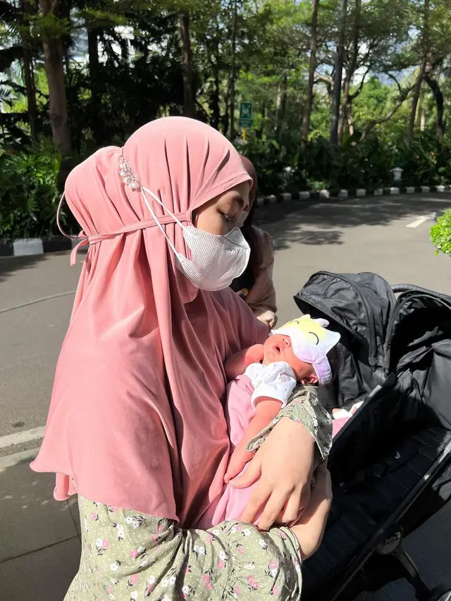 Anisa Rahma dan Suami saat jemur si kembar