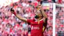 Pemain Liverpool, Mohamed Salah merayakan golnya dengan berswafoto bersama para pendukung timnya dalam laga lanjutan Liga Inggris 2024/2025 melawan Tottenham Hotspur di Anfiled, Liverpool, Inggris, Minggu (27/04/2025) waktu setempat. (AP Photo/PA/Peter Byrne)