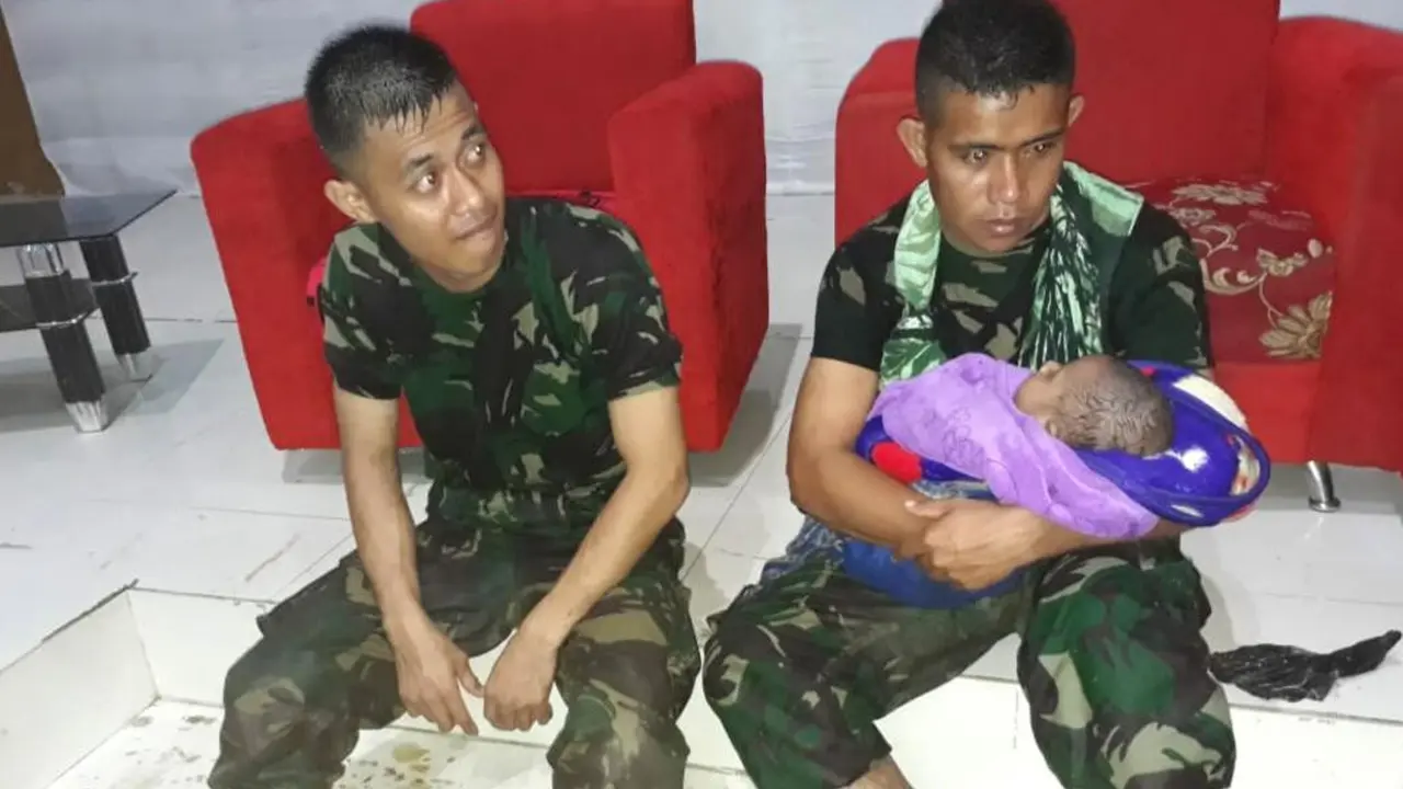 TNI selamatkan bayi korban banjir sentani (foto: instagram/@puspentni)