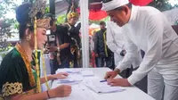 Ada sosok Nyi Ratu Kidul di TPS tempat Dedi Mulyadi mencoblos. (Liputan6.com/ Asep Mulyana)