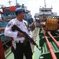Badan Keamanan Laut (Bakamla) RI mengamankan dua kapal berjenis motor tanker dan kapal ikan di perairan Teluk Jakarta, Jumat (1/2). Kapal tanker milik EIP itu diduga telah melakukan transfer BBM ke kapal ikan sekitar 41 ton. (Liputan6.com/Angga Yuniar)