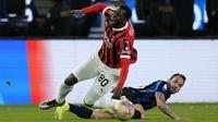 Pemain AC Milan, Yunus Musah (kiri) berebut bola dengan pemain Inter Milan, Hakan Calhanoglu pada laga final Piala Super Italia 2024/2025 yang berlangsung di Al-Awwal Park, Riyadh, Arab Saudi, Senin (06/01/2025) waktu setempat. (AP Photo/Altaf Qadri)