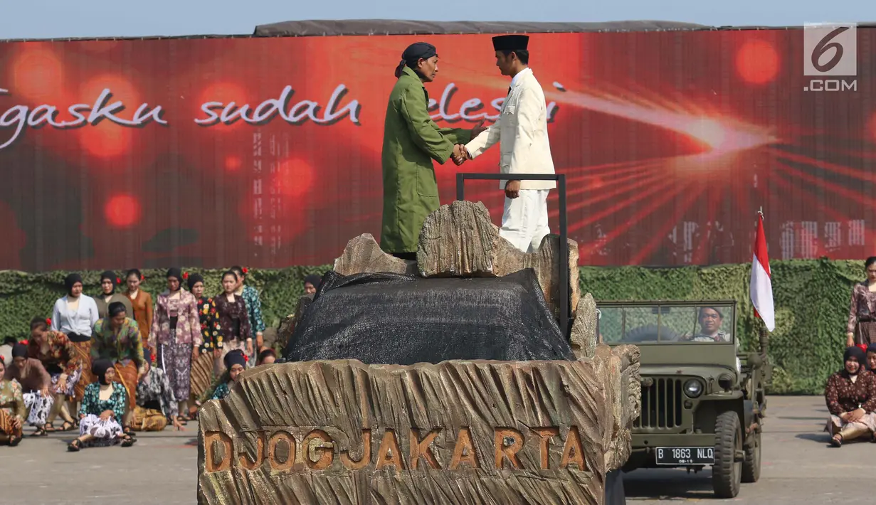 Salah satu adegan yang dibawakan para pemain dalam teaterikal Jenderal Sudirman di geladi resik HUT TNI ke-72 di Cilegon, Banten, Selasa (3/10). (Liputan6.com/Angga Yuniar)