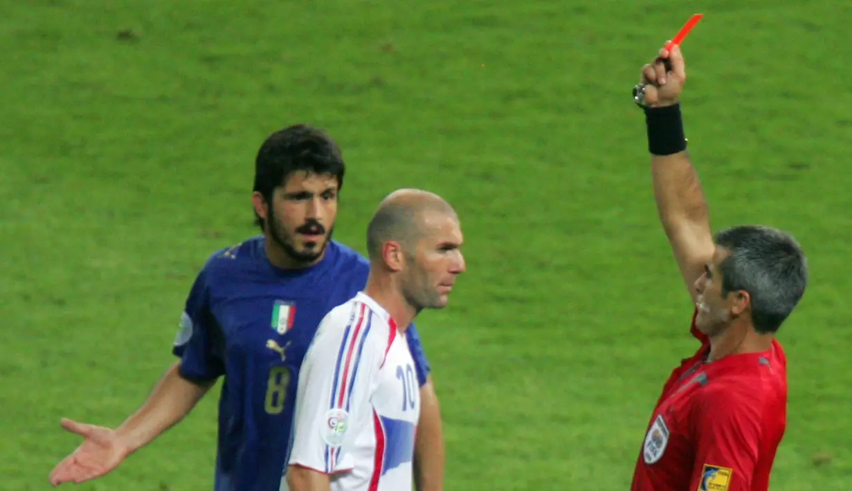 Gelandang Prancis, Zinedine Zidane, mendapat kartu merah usai menanduk bek Italia, Marco Materazzi, saat final Piala Dunia 2006 Stadion Olympic, Jerman (9/7/2006). Tandukan tersebut merupakan salah satu momen ikonik pada ajang Piala Dunia 2006. (AFP/Roberto Schmidt)