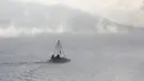 Sebuah perahu mesin melintasi Sungai Yenisei ditengah kabut dingin di Taiga luar kota Siberia Krasnoyarsk, Rusia, Selasa (17/11/2015). Suhu udara minus hingga 20 derajat Celsius. (REUTERS/Ilya Naymushin)