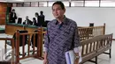 Mantan Kadishub DKI Jakarta, Udar Pristono (kanan) usai menjalani persidangan di Pengadilan Tipikor, Jakarta, Senin (13/7/2015). Udar Pristono akan menyampaikan pembelaan atas tuntutan penuntut umum, pada 29 Juli mendatang.(Liputan6.com/Helmi Afandi) 