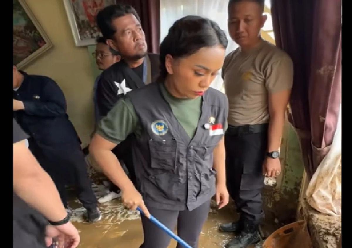 Zita Anjani Bagikan Bantuan Presiden untuk Korban Banjir Bandang Sumatera, Pakai Sepatu Putih