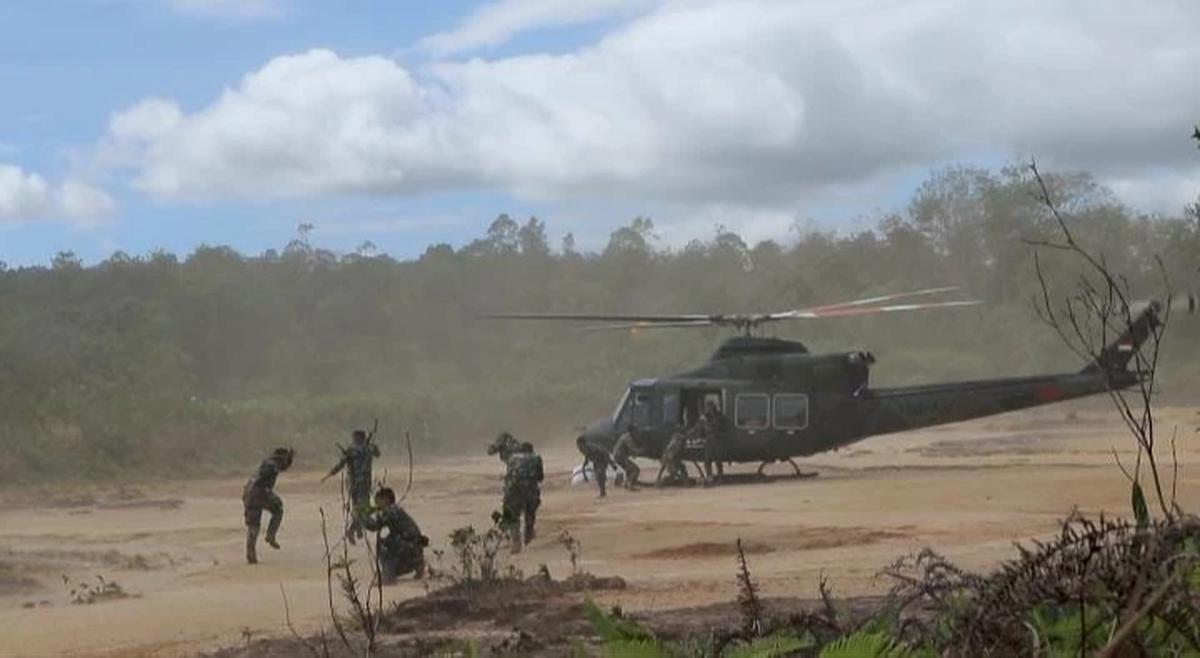 Gunakan Helikopter Bell M-412, Satgas Kodam I/BB Airdrop Bantuan Kasad ke Desa Terisolir di Tapanuli Utara