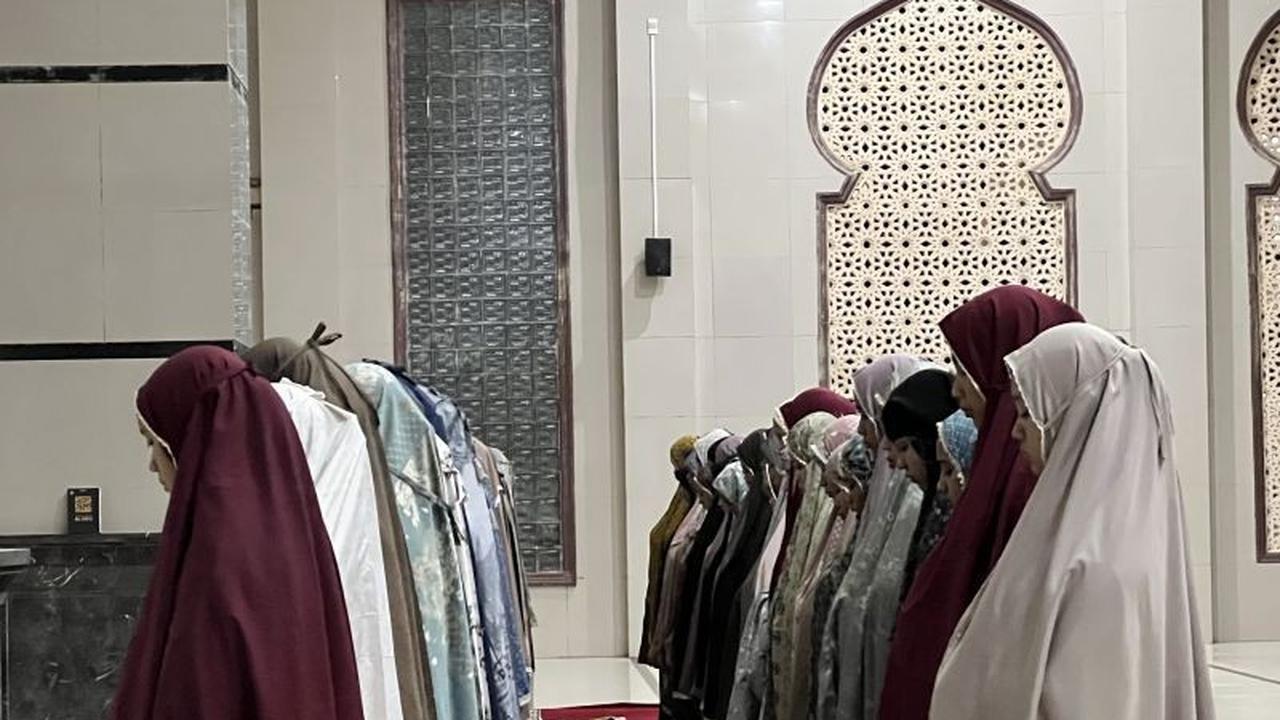 Warga Terdampak Banjir Aceh Tamiang Laksanakan Tarawih Perdana di Masjid Darul Mukhlisin