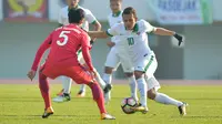 Gelandang Timnas Indonesia U-19, Egy Maulana (kanan) berusaha melewati pemain Korea Selatan, Kim Hyunwoo pada laga ketiga kualifikasi Piala Asia U-19 2018 di Paju Public Stadium, Korsel (4/11). Timnas kalah 4-0 dari Korsel. (AFP Photo/Kim Doo-Ho)