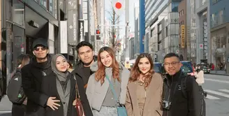 Aaliyah Massaid, Aurel Hermansyah, dan Ashanty janjian habiskan akhir tahun di Jepang. Bersama keluarga dan pasangan, ketiganya liburan layaknya triple date. [@aurelie.hermansyah]
