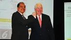 President dan CEO Freeport-McMoRan Inc Richard C. Adkerson berjabat tangan dengan mantan Direktur Utama (Dirut) PT Freeport Indonesia Chappy Hakim usai memberikan keterangan di Jakarta, Senin (20/2). (Liputan6.com/Angga Yuniar)