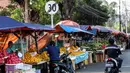 Suasana Pedagang Kaki Lima di kebayoran lama, Jakarta, Selasa (21/9/2021). Untuk mendorong pertumbuhan ekonomi dampak PPKM pemerintah mempercepat penyaluran Bantuan Langsung Tunai (BLT) untuk Pedagang Kaki Lima (PKL). (Liputan6.com/Johan Tallo)