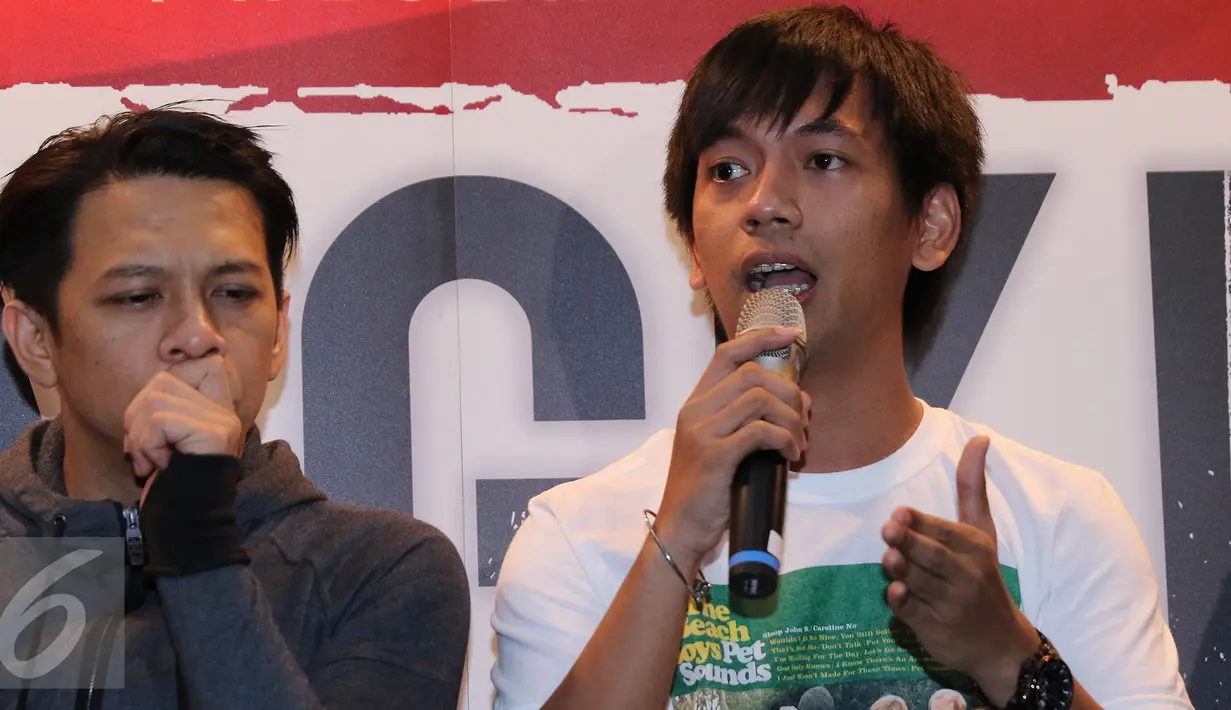 Ryan D'masiv (kanan) memberikan komentar saat jumpa pers Konser Suryanation Bangkit untuk Satu di kawasan Sudirman, Jakarta, Senin (21/03/2016). Rencananya konser tersebut akan dimulai pada 26 Maret 2016. (Liputan6.com/Herman Zakharia)