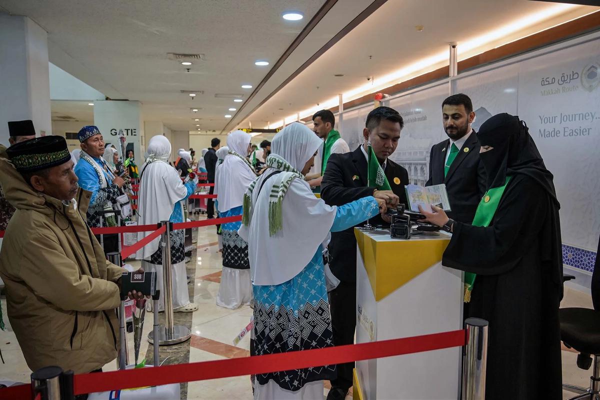 FOTO: Kloter Pertama Jemaah Haji Embarkasi Surabaya Berangkat ke Tanah Suci