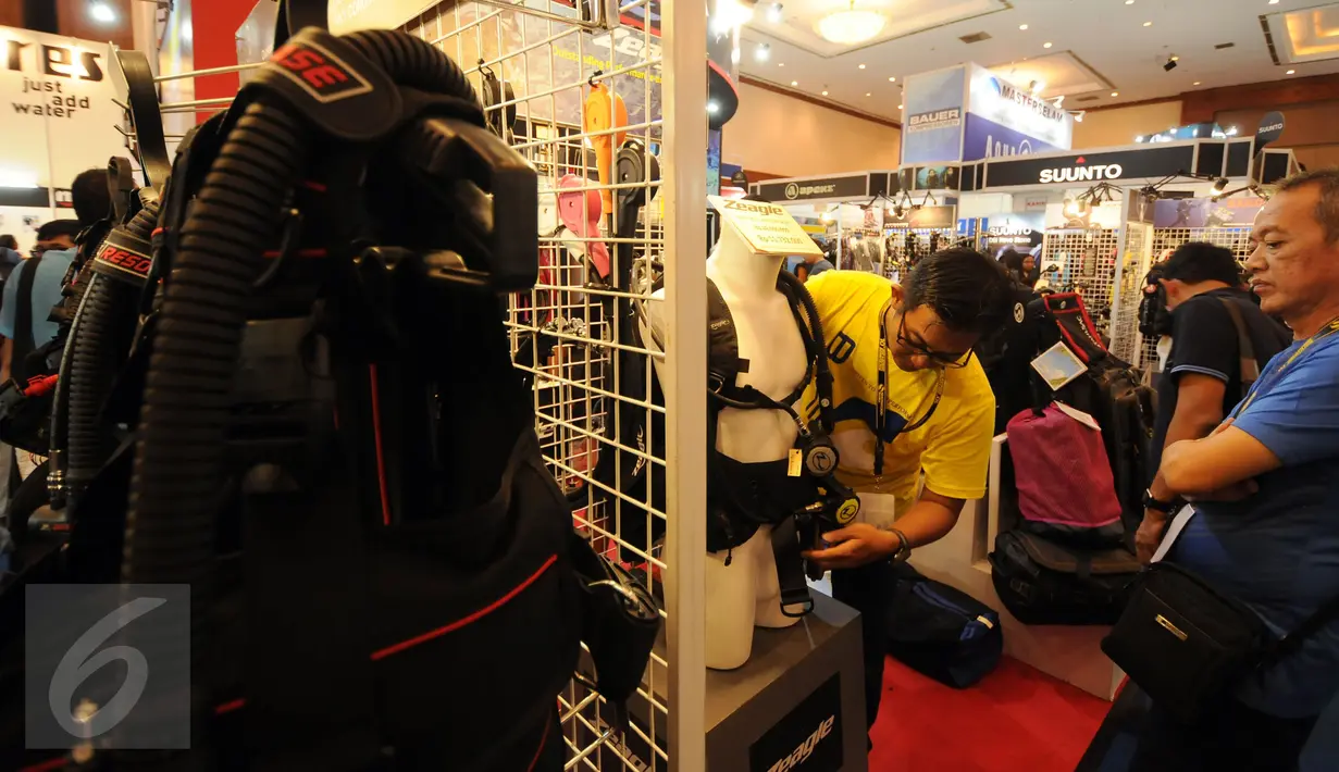 Beberapa pengunjung melihat-lihat kelengkapan olahraga selam yang dipasarkan pada pameranDeep & Extreme Indonesia 2016 di JCC, Jakarta, Sabtu (2/4/2016). Pameran ini juga memasarkan kelengkapan olahraga ekstrim. (Liputan6.com/Helmi Fithriansyah)
