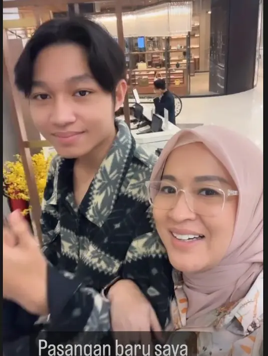 Melalui instagram story, Okie juga mengungkapkan isi hatinya yang resmi menyandang status baru. "New status, new life, new beginning," tulisnya. [Instagram/okieagustina_]