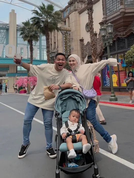 Liburan di Singapura, Kesha Ratuliu tampil kasual dengan tunik dan celana jeans. @kesharatuliu05.