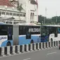 Bus Transjakarta antre saat melintasi Shelter Harmoni, Jakarta, Kamis (5/11/2020). PT Transportasi Jakarta (Transjakarta) menargetkan di tahun 2030 seluruh armada merupakan bus listrik. Diharapkan total bus listrik mencapai 12.120 unit diakhir tahun 2030. (Liputan6.com/Immanuel Antonius)