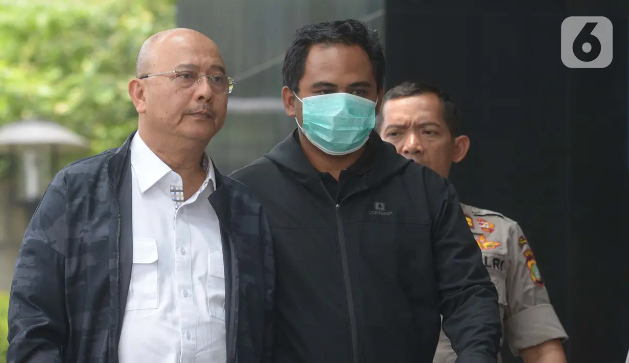 Wali Kota Medan Dzulmi Eldin (kiri) tiba untuk menjalani pemeriksaan di gedung KPK, Jakarta, Rabu (16/10/2019). Wali Kota Medan terjaring Operasi Tangkap Tangan (OTT) KPK bersama dengan enam orang lainnya dan uang lebih dari Rp200 juta. (merdeka.com/Imam Buhori)
