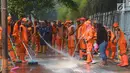 Petugas PPSU membersihkan trotoar di Jalan Asia Afrika, Jakarta, Kamis (2/8). Trotoar yang di pakai para pedagang kaki lima ini di bersihkan guna jelang Asian Games 2018 di Jakarta dan Palembang. (Merdeka.com/Imam Buhori)