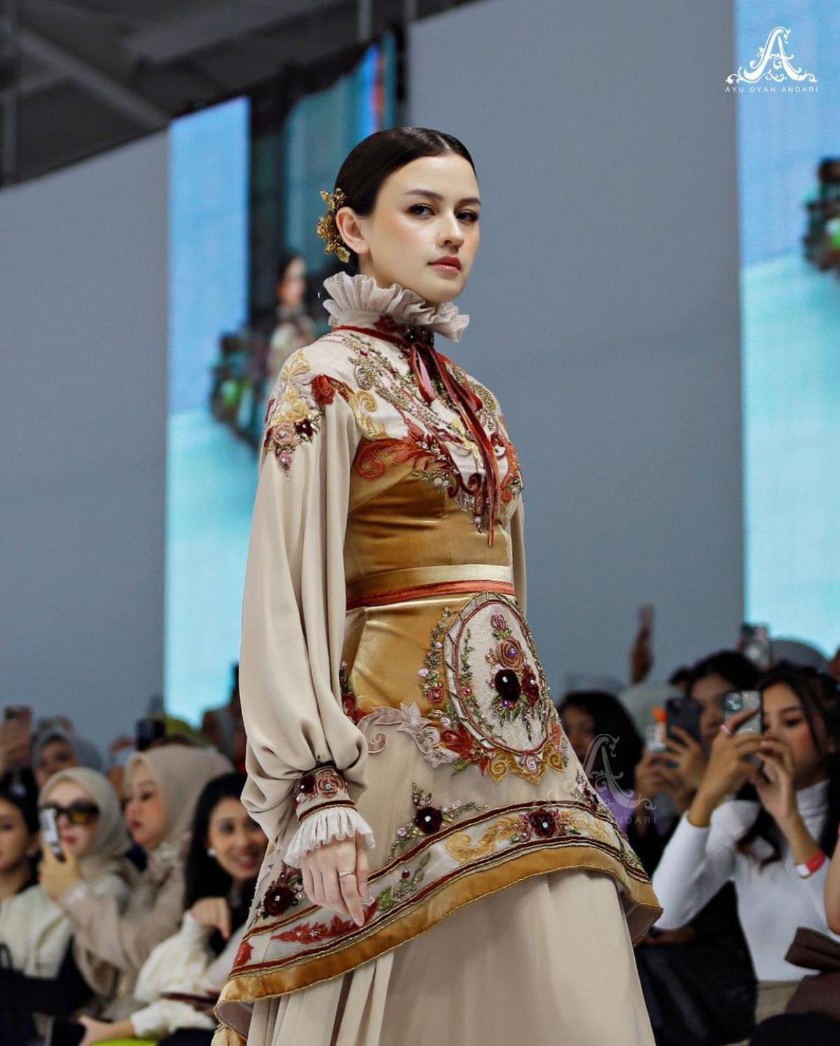 7 Potret Artis Saat Jakarta Fashion Week 2025: Muse Memukau dari Raisa Hingga Luna Maya!