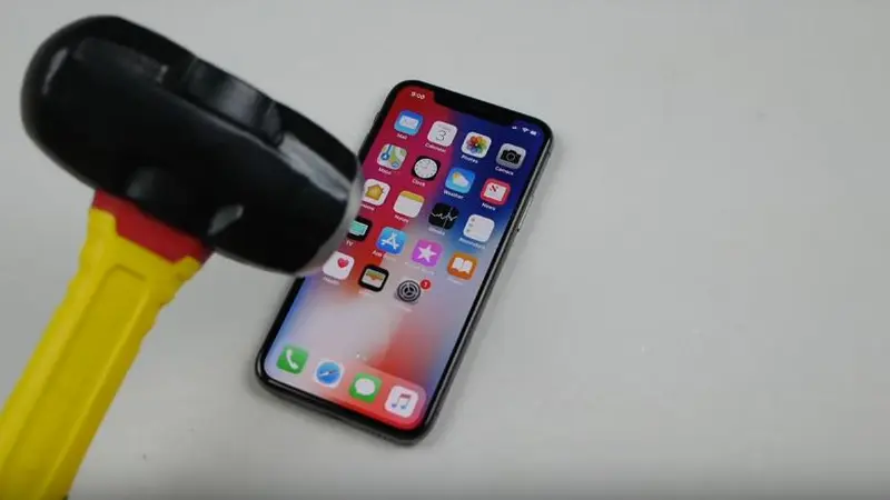 iPhone X diuji dengan palu