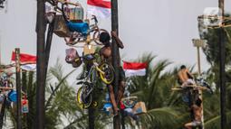 Lomba panjat pinang merupakan perlombaan kolosal yang seringkali diadakan secara besar-besaran dan paling diminati setiap perayaan hari kemerdekaan Repubik Indonesia. (Liputan6.com/Angga Yuniar)