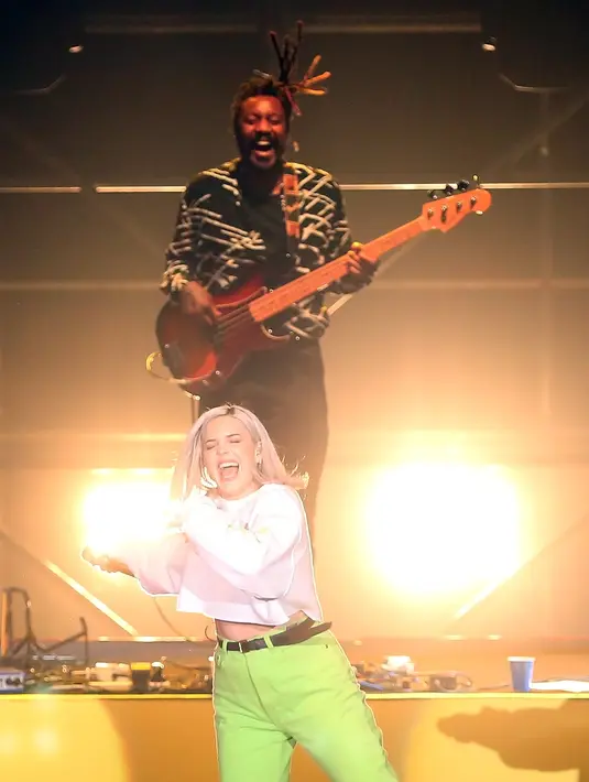 Ciao Adios pun dipilih Anne Marie untuk menjadi lagi penutup penampilannya yang memukau. (Bambang E. Ros/Bintang.com)