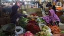 Pedagang kebutuhan pokok melayani pembeli di pasar Kebayoran Lama, Jakarta, Senin (2/12/2019). Badan Pusat Statistik (BPS) mencatat angka inflasi sepanjang Januari-November 2019 sebesar 2,37 persen, lebih kecil ketimbang periode yang sama tahun lalu sebesar 2,50 persen. (Liputan6.com/Angga Yuniar)