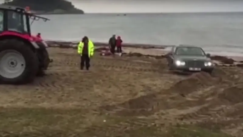 Bentley Continental Terperosok di Pasir Pantai Bikin Repot Warga