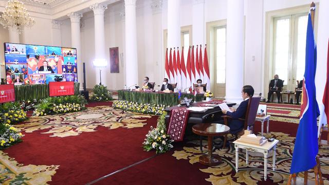 Presiden Joko Widodo dan Menlu Retno Marsudi dalam Konferensi Tingkat Tinggi (KTT) ke-24 ASEAN-RRT yang digelar secara virtual dari Istana Kepresidenan Bogor, Jawa Barat, pada Selasa, 26 Oktober 2021. (Foto: Lukas - Biro Pers Sekretariat Presiden)