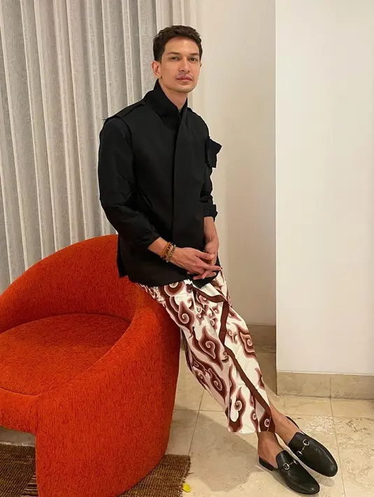 Tak hanya pada momen khusus seperti pernikahan, Dimas Beck sebenarnya sudah cukup sering memakai busana tradisional. Ia memadukan kain khas Indonesia ini dengan berbagai gaya. (Liputan6.com/IG/@dimasbeck)