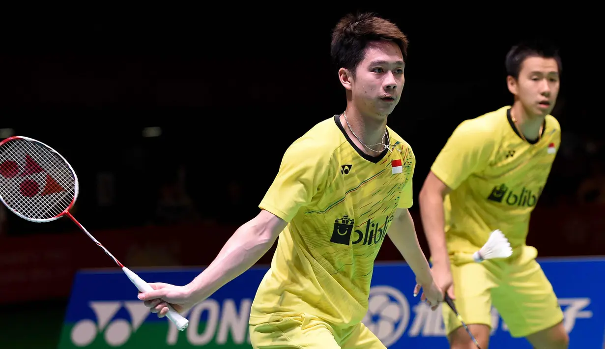 Pasangan Kevin Sanjaja Sukamuljo  dan Marcus Feraidi Gideon saat berhadapan dengan tuan rumah, Takuto Inoue/Yuki Kaneko di Japan Open 2017 di Tokyo, Jepang, (24/9). Kevin/Marcus menang dengan skor 21-12 dan 21-15. (AFP Photo/Toru Yamanaka)