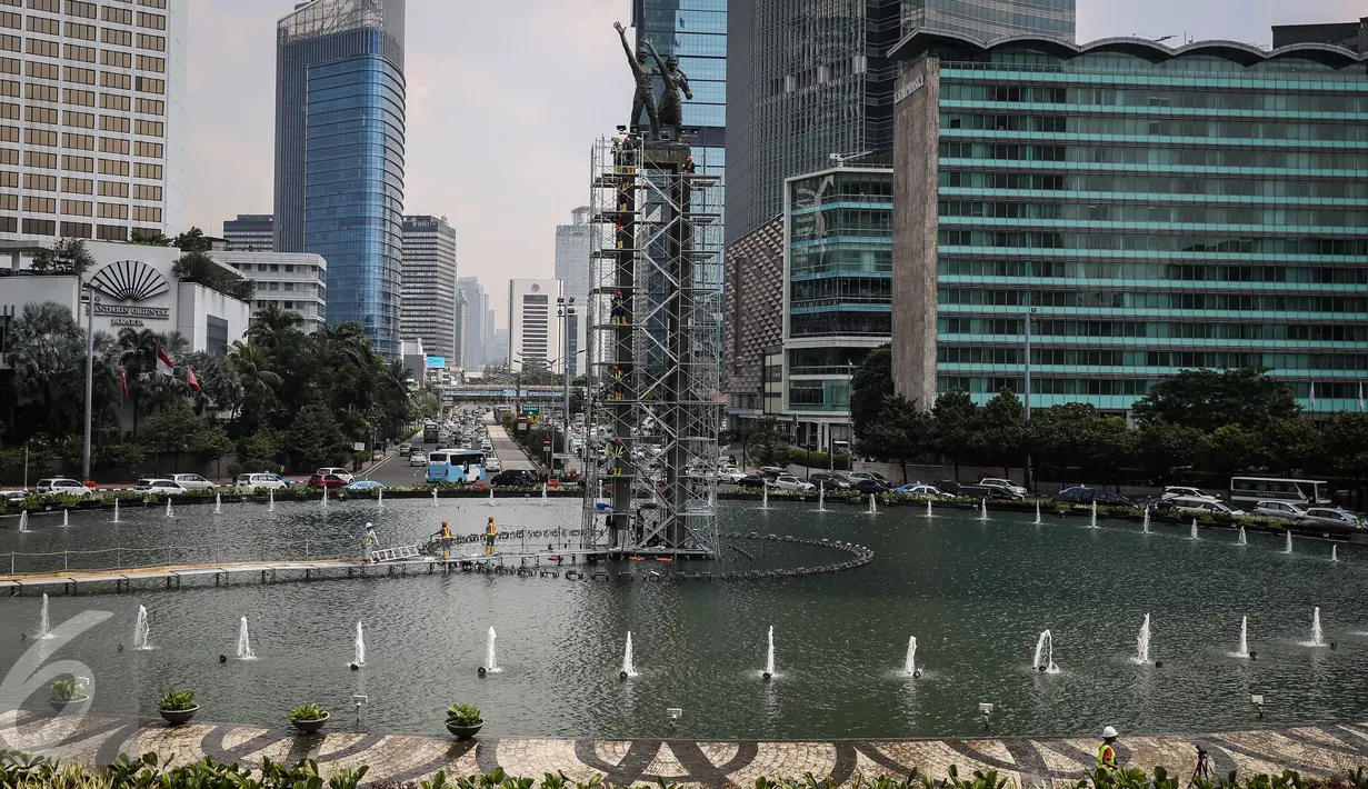 Bor MRT akan melewati kawasan Bundaran HI. Untuk menjaga dari guncangan bor, Patung Selamat Datang diamankan dengan cara dipagari menggunakan kawat baja, Jakarta, Jumat (25/3). (Liputan6.com/Faizal Fanani)