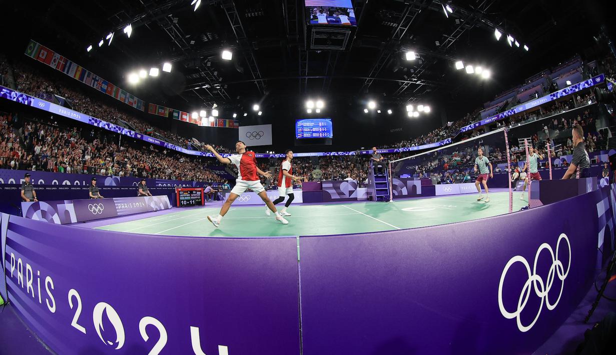 Pebulu tangkis ganda putra Indonesia, Fajar Alfian/Rian Ardianto berfoto berusaha mengembalikan kok ke arah pasangan Jerman, Mark Lamsfuss/Marvin Seidel pada Grup C cabang olahraga bulu tangkis Olimpiade Paris 2024 di Porte de la Chapelle Arena, Paris, Pancis, Sabtu (27/07/2024). (Dok. NOC Indonesia/Naif Muhammad Al’as)