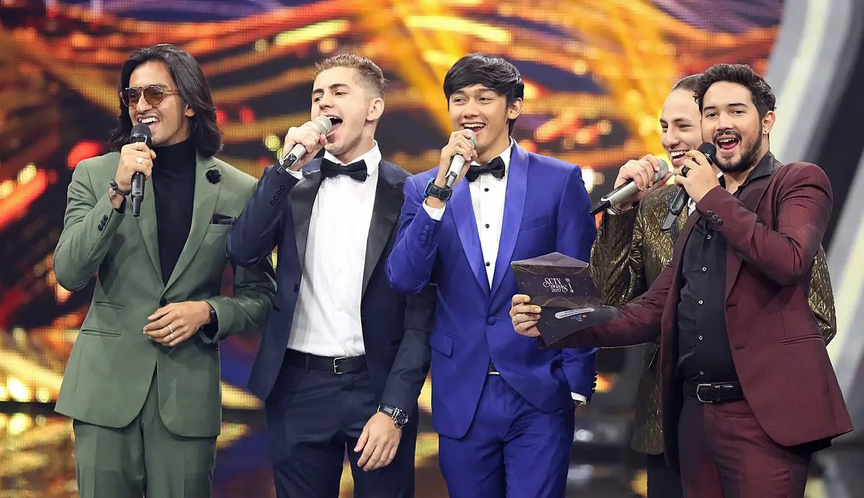 Megan terlihat bahagia dan terharu ketika menerima piala yang diberikan oleh aktor-aktor ganteng tersebut. (Bambang E Ros)