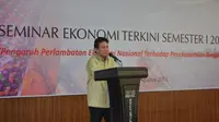 Deputi Gubernur Senior Bank Indonesia Mirza Adityaswara saat menjadi pembicara dalam seminar ekonomi terkini semester I 2015 di Bengkulu (Foto: Yuliardi Hardjo Putra/Liputan6.com).