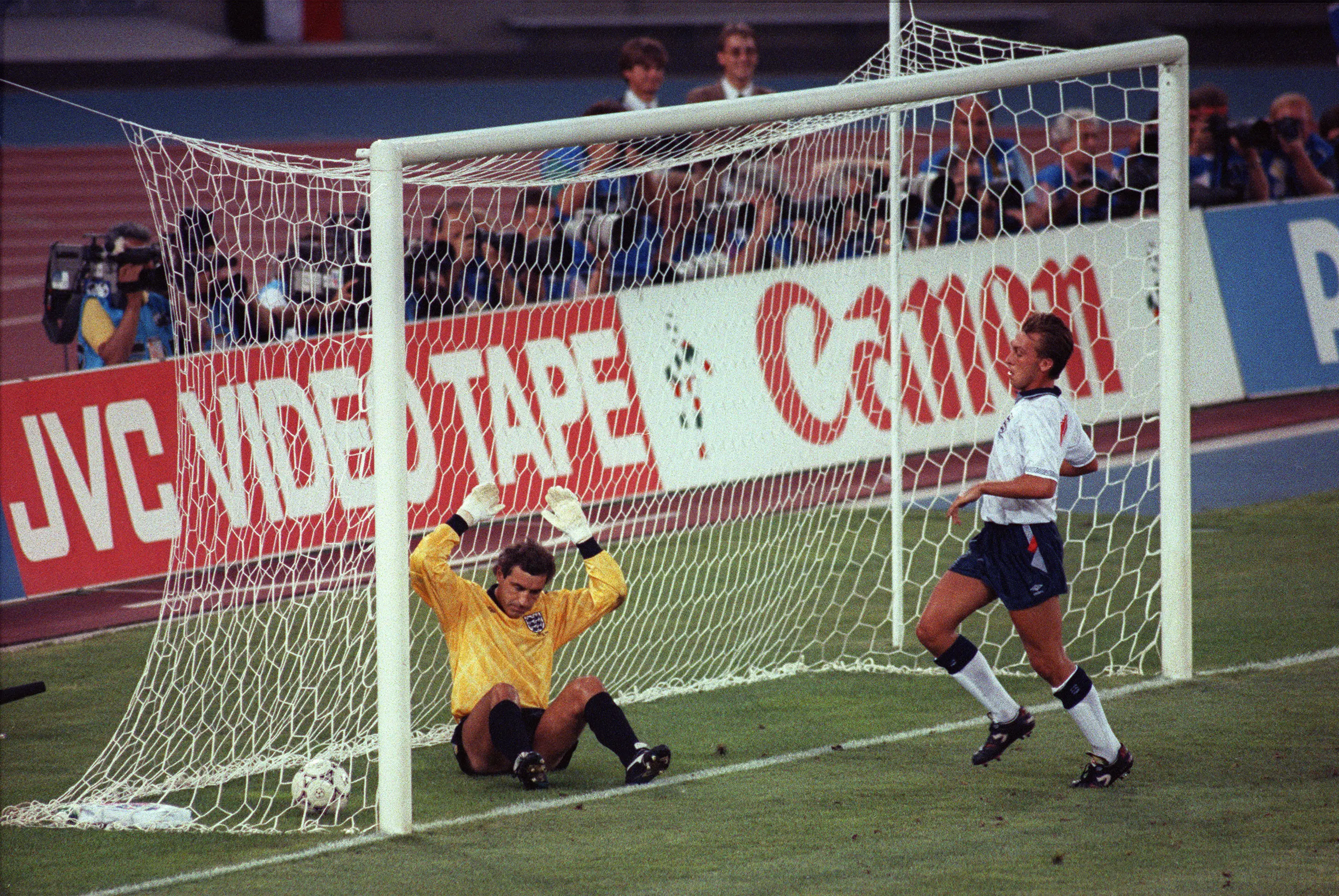 Ekspresi kiper Inggris, Peter Shilton (kiri), setelah gagal mencegah tendangan bek Jerman Andreas Brehme pada Piala Dunia 1990. (AFP/Bob Pearson)