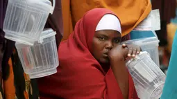 Seorang warga Somalia tampak mengantre untuk mendapatkan iftar (makanan berbuka puasa) dari sebuah organisasi amal Qatar selama bulan suci Ramadan, di ibukota Mogadishu, Senin (22/6/2015). (REUTERS/Feisal Omar)